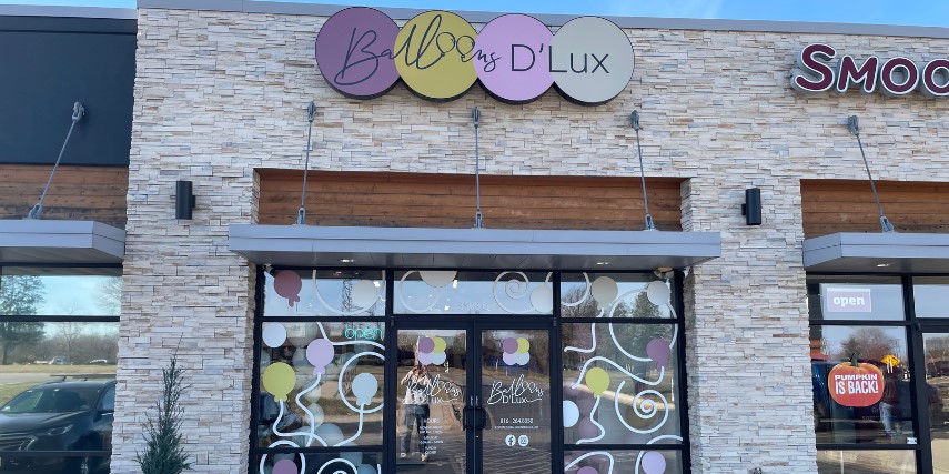 The exterior view of the front of Balloons D'Lux, a balloon store in St. Joseph.