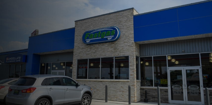 View of the front of the Fastgas convenience store from the parking lot.